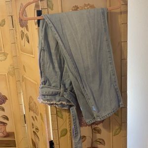 Light Jean jacket with waist tie in fringe top